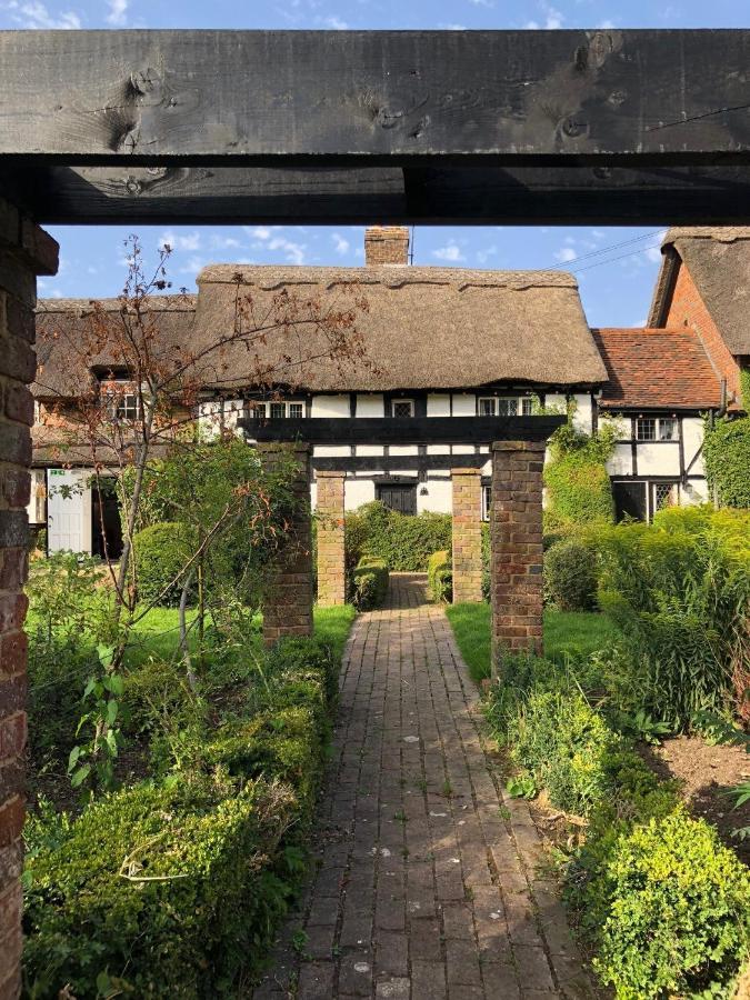 Old Hunters Lodge Whipsnade Limited Exterior photo